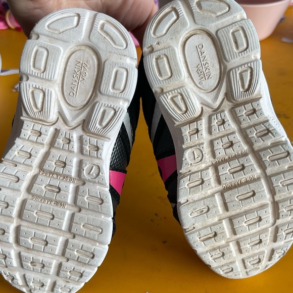 Pink black size 7 toddler Danskin brand, stretch no tie lace w/ Velcro strap - Picture 7 of 9